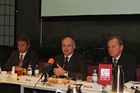 Veroeffentlichung Jahresabschluss 2005 Generali Holding Vienna AG und vorlaeufige Kennzahlen des Konzerns. Bild v.l.Dipl.-Bw Walter Steidl,Dr.Karl Stoss,Dipl.Kfm.Werner Moertel - Theater/Wien