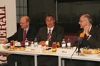 Veroeffentlichung Jahresabschluss 2005 Generali Holding Vienna AG und vorlaeufige Kennzahlen des Konzerns. Bild v.l.Dipl.-Bw Walter Steidl,Dr.Karl Stoss - Theater/Wien