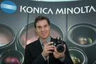 Mag. Marco Harfmann (Leiter Konica Minolta Photo Imaging Österreich) präsentiert die neue DYNAX 5D