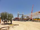 Anfang Juli 2011 schließt das österreich-australische Erdölexplorationsunternehmen ADX Energy seine Vorbereitungen zur geplanten Bohrung in Sidi Dhaher (Tunesien) ab. Im Bild: Bohrturm vor Aufstellung