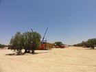 Anfang Juli 2011 schließt das österreich-australische Erdölexplorationsunternehmen ADX Energy seine Vorbereitungen zur geplanten Bohrung in Sidi Dhaher (Tunesien) ab. Im Bild: Bohrplatz in Sidi Dhaher