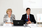 (c) fotodienst/Dan Carabas - Wien 28.08.08 - Erstes österreichisches Bürgernotebook wird präsentiert - FOTO v.li.: Bundesministerin Heidrun Silhavy, Managing Director von Fujitsu Siemens Österreich Wolfgang Horak