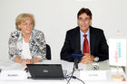 (c) fotodienst/Dan Carabas - Wien 28.08.08 - Erstes österreichisches Bürgernotebook wird präsentiert - FOTO v.li.: Bundesministerin Heidrun Silhavy, Managing Director von Fujitsu Siemens Österreich Wolfgang Horak