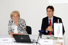 (c) fotodienst/Dan Carabas - Wien 28.08.08 - Erstes österreichisches Bürgernotebook wird präsentiert - FOTO v.li.: Bundesministerin Heidrun Silhavy, Managing Director von Fujitsu Siemens Österreich Wolfgang Horak