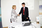 (c) fotodienst/Dan Carabas - Wien 28.08.08 - Erstes österreichisches Bürgernotebook wird präsentiert - FOTO v.li.: Bundesministerin Heidrun Silhavy, Managing Director von Fujitsu Siemens Österreich Wolfgang Horak