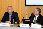 Norbert Lassau (Ressortleiter Wissenschaft von Die Welt) und Hans-Jörg Bullinger (Präsident der Frauenhofer-Gesellschaft) auf der Pressekonferenz zum Thema 