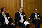 Wirtschaftliche und politische Herausforderungen für Deutschland, Großbritannien und Europa. FOTO: Lord Hugh Dykes, Liberal Democrat Spokesman for Europe in the House of Lords; David Marsh CBE, Chairman, London & Oxford Capital Markets plc; Gerd W. Stürz, Mitglied des Vorstandes und Partner, Ernst & Young AG. (C)Fotodienst/Klaus Henning