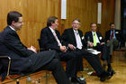 Wirtschaftliche und politische Herausforderungen für Deutschland, Großbritannien und Europa. FOTO: Markus Beumer, Mitglied des Vorstandes Commerzbank AG; Lord Hugh Dykes, Liberal Democrat Spokesman for Europe in the House of Lords; David Marsh CBE, Chairman, London & Oxford Capital Markets plc; Gerd W. Stürz, Mitglied des Vorstandes und Partner, Ernst & Young AG. (C)Fotodienst/Klaus Henning