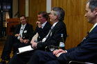 Wirtschaftliche und politische Herausforderungen für Deutschland, Großbritannien und Europa. FOTO: Markus Beumer, Mitglied des Vorstandes Commerzbank AG; Lord Hugh Dykes, Liberal Democrat Spokesman for Europe in the House of Lords; David Marsh CBE, Chairman, London & Oxford Capital Markets plc; Gerd W. Stürz, Mitglied des Vorstandes und Partner, Ernst & Young AG. (C)Fotodienst/Klaus Henning