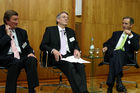 Wirtschaftliche und politische Herausforderungen für Deutschland, Großbritannien und Europa. FOTO: Lord Hugh Dykes, Liberal Democrat Spokesman for Europe in the House of Lords; David Marsh CBE, Chairman, London & Oxford Capital Markets plc; Gerd W. Stürz, Mitglied des Vorstandes und Partner, Ernst & Young AG. (C)Fotodienst/Klaus Henning