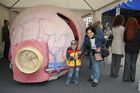 (C) fotodienst/Anna Rauchenberger - Wien 05.05.2007  - Informationsoffensive Prostatakarzinom 'Richtige Männer leben länger'. FOTO: Großer Andrang bei der begehbaren Prostata.