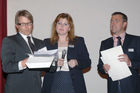 Die Verleihung des Transport Media Awards. Verschiedene Sujets wurden bewertet und prämiert. Foto v.li. na.re: Moderator Serge Falck (Schauspieler); Mag. Beate Appinger (3M Österreich); Fred Kendlbacher (Präsident Out of Home) 