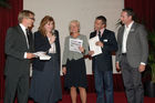 Die Verleihung des Transport Media Awards. Verschiedene Sujets wurden bewertet und prämiert. Foto v.li. na.re: Moderator Serge Falck (Schauspieler); Mag. Beate Appinger (3M Österreich); Szechenyik & Partner; Fred Kendlbacher (Präsident Out of Home); Dir. Simon K. Posch (Haus der Musik)