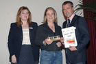 Die Verleihung des Transport Media Awards. Verschiedene Sujets wurden bewertet und prämiert. Platz 3 für den Aprilgewinner 2007  Foto v.li. na.re: Mag. Beate Appinger (3M Österreich); Sabine Binder-Wessely Agentur „Mediaedge:cia“  Fred Kendlbacher (Präsident Out of Home)

