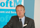 München, 19. April 2007  – Die SoftM Software und Beratung AG erzielte im Geschäfts-jahr 2006 einen Umsatz in Höhe von 83 Mio. Euro (Vj 80,6). Das Konzernergebnis der gewöhnlichen Geschäftstätigkeit (EBT) verringerte sich aufgrund verschiedener Sonder-effekte, vor allem durch Aufwendungen für neue Java-basierende Produktlinien, auf 0,1 Mio. Euro (Vj. 2,1). Der Vorstand schlägt der Hauptversammlung vor, für das Jahr 2006 eine Dividende von 0,05 Euro je Aktie (Vj. 0,08) zu zahlen.Bild Vorstandsvorsitzender Dr. H. Merten 