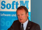 München, 19. April 2007  – Die SoftM Software und Beratung AG erzielte im Geschäfts-jahr 2006 einen Umsatz in Höhe von 83 Mio. Euro (Vj 80,6). Das Konzernergebnis der gewöhnlichen Geschäftstätigkeit (EBT) verringerte sich aufgrund verschiedener Sonder-effekte, vor allem durch Aufwendungen für neue Java-basierende Produktlinien, auf 0,1 Mio. Euro (Vj. 2,1). Der Vorstand schlägt der Hauptversammlung vor, für das Jahr 2006 eine Dividende von 0,05 Euro je Aktie (Vj. 0,08) zu zahlen.Bild Vorstandsvorsitzender Dr. H. Merten 