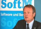 München, 19. April 2007  – Die SoftM Software und Beratung AG erzielte im Geschäfts-jahr 2006 einen Umsatz in Höhe von 83 Mio. Euro (Vj 80,6). Das Konzernergebnis der gewöhnlichen Geschäftstätigkeit (EBT) verringerte sich aufgrund verschiedener Sonder-effekte, vor allem durch Aufwendungen für neue Java-basierende Produktlinien, auf 0,1 Mio. Euro (Vj. 2,1). Der Vorstand schlägt der Hauptversammlung vor, für das Jahr 2006 eine Dividende von 0,05 Euro je Aktie (Vj. 0,08) zu zahlen.Bild Vorstandsvorsitzender Dr. H. Merten 