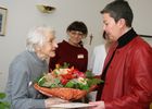 (C) fotodienst/Anna Rauchenberger - Wien 19.02.2007  - Gratulation zum 102. Geburtstag von Johanna Hilger durch die Bezirksseniorenbeauftragte und die Direktorin der Kursana Residenz Wien-Tivoli. FOTO v.l.: Johanna Hilger (102 Jahre), Erika Wagner (Residenz Kursana)  und GR Gabriele Mörk (Bezirksseniorenbeauftragte Meidling).