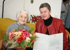 (C) fotodienst/Anna Rauchenberger - Wien 19.02.2007  - Gratulation zum 102. Geburtstag von Johanna Hilger durch die Bezirksseniorenbeauftragte und die Direktorin der Kursana Residenz Wien-Tivoli. FOTO v.l.: Johanna Hilger (102 Jahre), GR Gabriele Mörk (Bezirksseniorenbeauftragte Meidling) mit der Urkunde von Bürgermeister Dr. Michael Häupl.