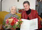 (C) fotodienst/Anna Rauchenberger - Wien 19.02.2007  - Gratulation zum 102. Geburtstag von Johanna Hilger durch die Bezirksseniorenbeauftragte und die Direktorin der Kursana Residenz Wien-Tivoli. FOTO v.l.: Johanna Hilger (102 Jahre), GR Gabriele Mörk (Bezirksseniorenbeauftragte Meidling).