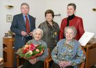 (C) fotodienst/Anna Rauchenberger - Wien 19.02.2007  - Gratulation zum 102. Geburtstag von Johanna Hilger durch die Bezirksseniorenbeauftragte und die Direktorin der Kursana Residenz Wien-Tivoli. FOTO v.l., vorne: Johanna Hilger (102 Jahre) und ihre Schwester Michaela Weiner(97 Jahre). 2. Reihe, v.l.: Werner Karroh (Neffe von Johanna Hilger) mit Gattin, GR Gabriele Mörk (Bezirksseniorenbeauftragte Meidling).