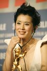 Berlinale 2007, Preisverleihung, Goldener Bär für den besten Film: TU YA DE HUN SHI (TUYAS EHE), von Wang Quanàn, Nan Yu (Actress)