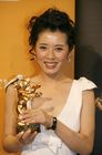 Berlinale 2007; Preisverleihung; Goldener Bär für den besten Film: TU YA DE HUN SHI (TUYAS EHE); Wang Quang`an (Director), Nan Yu (Actress)