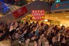 Die Starmainia Finalisten in der Shopping City Seiersberg!
Die jungen Stars liesen die aufgeregten Teens rund eine halbe Stunde auf ihren Auftritt warten. Dann gab es jedoch eine tolle Vorstellung für die zahlreich erschienenen Fans mit anschließender Autogrammstunde.