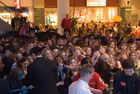 Die Starmainia Finalisten in der Shopping City Seiersberg!
Die jungen Stars liesen die aufgeregten Teens rund eine halbe Stunde auf ihren Auftritt warten. Dann gab es jedoch eine tolle Vorstellung für die zahlreich erschienenen Fans mit anschließender Autogrammstunde.