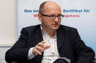 (C)fotodienst/Mag. Daniel Katzinger - Wien 20.11.2006Wirtschaftskompetenz auf dem Prüfstand Präsentation der brisanten Ergebnisse einer aktuellen BildungsstudieFoto: Univ.-Prof. Dr. Wolfgang Jütte (Professor für Weiterbildungsforschung an der Donau-Universität Krems)