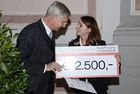 Zehn Jahre Forschungspreis der Bank Austria Creditanstalt: 7.500 Euro für drei junge WissenschafterInnen der Uni Graz

Ein Jubiläum feiert heuer der Forschungspreis der Bank Austria Creditanstalt. Am 20. November 2006 wurde die Auszeichnung zum zehnten Mal an NachwuchswissenschafterInnen verschiedener Fakultäten der Karl-Franzens-Universität vergeben. Prämiert werden besonders aktuelle, innovative oder praxisnahe Arbeiten im Rahmen einer Dissertation oder eines Projektes. Drei junge ForscherInnen teilen sich das begehrte Stipendium, dotiert mit insgesamt 7.500 Euro.

Rektor Univ.-Prof. Dr. Alfred Gutschelhofer lobte bei der feierlichen Verleihung im Festsaal des Meerscheinschlosses die ausgezeichneten wissenschaftlichen Leistungen der PreisträgerInnen Mag. Claudia Hirschmann, Mag. Michael Laner und Dr. Human-Friedrich Unterrainer und dankte der Bank Austria Creditanstalt für die langjährige Unterstützung. 
