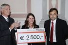 Zehn Jahre Forschungspreis der Bank Austria Creditanstalt: 7.500 Euro für drei junge WissenschafterInnen der Uni Graz

Ein Jubiläum feiert heuer der Forschungspreis der Bank Austria Creditanstalt. Am 20. November 2006 wurde die Auszeichnung zum zehnten Mal an NachwuchswissenschafterInnen verschiedener Fakultäten der Karl-Franzens-Universität vergeben. Prämiert werden besonders aktuelle, innovative oder praxisnahe Arbeiten im Rahmen einer Dissertation oder eines Projektes. Drei junge ForscherInnen teilen sich das begehrte Stipendium, dotiert mit insgesamt 7.500 Euro.

Rektor Univ.-Prof. Dr. Alfred Gutschelhofer lobte bei der feierlichen Verleihung im Festsaal des Meerscheinschlosses die ausgezeichneten wissenschaftlichen Leistungen der PreisträgerInnen Mag. Claudia Hirschmann, Mag. Michael Laner und Dr. Human-Friedrich Unterrainer und dankte der Bank Austria Creditanstalt für die langjährige Unterstützung. 
