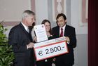 Zehn Jahre Forschungspreis der Bank Austria Creditanstalt: 7.500 Euro für drei junge WissenschafterInnen der Uni Graz

Ein Jubiläum feiert heuer der Forschungspreis der Bank Austria Creditanstalt. Am 20. November 2006 wurde die Auszeichnung zum zehnten Mal an NachwuchswissenschafterInnen verschiedener Fakultäten der Karl-Franzens-Universität vergeben. Prämiert werden besonders aktuelle, innovative oder praxisnahe Arbeiten im Rahmen einer Dissertation oder eines Projektes. Drei junge ForscherInnen teilen sich das begehrte Stipendium, dotiert mit insgesamt 7.500 Euro.

Rektor Univ.-Prof. Dr. Alfred Gutschelhofer lobte bei der feierlichen Verleihung im Festsaal des Meerscheinschlosses die ausgezeichneten wissenschaftlichen Leistungen der PreisträgerInnen Mag. Claudia Hirschmann, Mag. Michael Laner und Dr. Human-Friedrich Unterrainer und dankte der Bank Austria Creditanstalt für die langjährige Unterstützung. 
