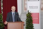 Zehn Jahre Forschungspreis der Bank Austria Creditanstalt: 7.500 Euro für drei junge WissenschafterInnen der Uni Graz

Ein Jubiläum feiert heuer der Forschungspreis der Bank Austria Creditanstalt. Am 20. November 2006 wurde die Auszeichnung zum zehnten Mal an NachwuchswissenschafterInnen verschiedener Fakultäten der Karl-Franzens-Universität vergeben. Prämiert werden besonders aktuelle, innovative oder praxisnahe Arbeiten im Rahmen einer Dissertation oder eines Projektes. Drei junge ForscherInnen teilen sich das begehrte Stipendium, dotiert mit insgesamt 7.500 Euro.

Rektor Univ.-Prof. Dr. Alfred Gutschelhofer lobte bei der feierlichen Verleihung im Festsaal des Meerscheinschlosses die ausgezeichneten wissenschaftlichen Leistungen der PreisträgerInnen Mag. Claudia Hirschmann, Mag. Michael Laner und Dr. Human-Friedrich Unterrainer und dankte der Bank Austria Creditanstalt für die langjährige Unterstützung. 
