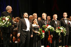 Feierliches Finale nach dem Vorstellung, mit einem großen Moderatorenaufgebot, v.l.n.r.: Lawrence Foster(Dirigent), Ramon Vargas (Tenor), Maria Virginia Savastano (Sopran),Johannes B.Kerner, Reinhold Beckmann, Otto Sander, Max Raabe