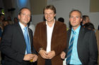 (C)fotodienst/Mag. Daniel Katzinger - Wien 02.10.2006,Motorola präsentiert im Museumsquartier in WIEN sein brandneues Produktportfolio vor österreichischen Fachhändlern, Kooperationspartnern, Netzbetreibern, Service-Providern und geladenen VIP-Gästen in Form einer Modenschau werden Kommende Design-Geräte am Catwalk und zum Angreifen & Hautnah-Erleben vorgestellt.Foto v.l.: Leo Zvitkovits (Motorola Sales Manager), Andreas Rockenbauer (Herausgeber E&W, Österreich), Gerhard Oberauer (Mobilkom)