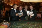 Die beste Geschäfte Kärntens aus dem Listing des aktuellen Genuss Guides 2006/2007, Casinos Austria und der Genuss Guide (Hrsg. Willy Lehmann und Fritz Stiefsohn) - im Casineum Velden
vl: Otmar Resch (Casino), Stiefsohn, Germanos Athanasiadis, Lehmann

