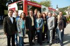 (c) fotodienst/Dan Carabas - Purkersdorf 22.09.06 - Vorstellung des Gemeindebusses Purkersdorf  - FOTO: Bgm. Mag. Karl Schlögl und Werbebetriebe