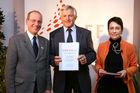 (C) fotodienst/Anna Rauchenberger - Wien, 04.12.2008 - Austrian Research Promotion Agency (FFG): 'Austrian Champions in European Research'. FOTO: Sektionschef Mag. Friedrich Faulhammer (BMWF) und DI Dr. Sabine Herlitschka (Bereichsleiterin, FFG Europäische und Internationale Programme) gratulieren den 'Austrian Champions in European Research'