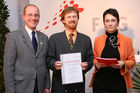 (C) fotodienst/Anna Rauchenberger - Wien, 04.12.2008 - Austrian Research Promotion Agency (FFG): 'Austrian Champions in European Research'. FOTO: Sektionschef Mag. Friedrich Faulhammer (BMWF) und DI Dr. Sabine Herlitschka (Bereichsleiterin, FFG Europäische und Internationale Programme) gratulieren den 'Austrian Champions in European Research'