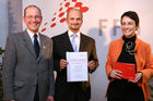 (C) fotodienst/Anna Rauchenberger - Wien, 04.12.2008 - Austrian Research Promotion Agency (FFG): 'Austrian Champions in European Research'. FOTO: Sektionschef Mag. Friedrich Faulhammer (BMWF) und DI Dr. Sabine Herlitschka (Bereichsleiterin, FFG Europäische und Internationale Programme) gratulieren den 'Austrian Champions in European Research'