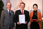 (C) fotodienst/Anna Rauchenberger - Wien, 04.12.2008 - Austrian Research Promotion Agency (FFG): 'Austrian Champions in European Research'. FOTO: Sektionschef Mag. Friedrich Faulhammer (BMWF) und DI Dr. Sabine Herlitschka (Bereichsleiterin, FFG Europäische und Internationale Programme) gratulieren den 'Austrian Champions in European Research'