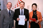 (C) fotodienst/Anna Rauchenberger - Wien, 04.12.2008 - Austrian Research Promotion Agency (FFG): 'Austrian Champions in European Research'. FOTO: Sektionschef Mag. Friedrich Faulhammer (BMWF) und DI Dr. Sabine Herlitschka (Bereichsleiterin, FFG Europäische und Internationale Programme) gratulieren den 'Austrian Champions in European Research'