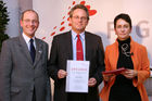 (C) fotodienst/Anna Rauchenberger - Wien, 04.12.2008 - Austrian Research Promotion Agency (FFG): 'Austrian Champions in European Research'. FOTO: Sektionschef Mag. Friedrich Faulhammer (BMWF) und DI Dr. Sabine Herlitschka (Bereichsleiterin, FFG Europäische und Internationale Programme) gratulieren den 'Austrian Champions in European Research'