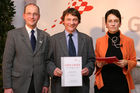 (C) fotodienst/Anna Rauchenberger - Wien, 04.12.2008 - Austrian Research Promotion Agency (FFG): 'Austrian Champions in European Research'. FOTO: Sektionschef Mag. Friedrich Faulhammer (BMWF) und DI Dr. Sabine Herlitschka (Bereichsleiterin, FFG Europäische und Internationale Programme) gratulieren den 'Austrian Champions in European Research'