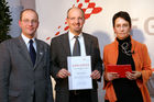 (C) fotodienst/Anna Rauchenberger - Wien, 04.12.2008 - Austrian Research Promotion Agency (FFG): 'Austrian Champions in European Research'. FOTO: Sektionschef Mag. Friedrich Faulhammer (BMWF) und DI Dr. Sabine Herlitschka (Bereichsleiterin, FFG Europäische und Internationale Programme) gratulieren den 'Austrian Champions in European Research'