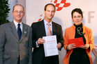 (C) fotodienst/Anna Rauchenberger - Wien, 04.12.2008 - Austrian Research Promotion Agency (FFG): 'Austrian Champions in European Research'. FOTO: Sektionschef Mag. Friedrich Faulhammer (BMWF) und DI Dr. Sabine Herlitschka (Bereichsleiterin, FFG Europäische und Internationale Programme) gratulieren den 'Austrian Champions in European Research'