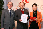 (C) fotodienst/Anna Rauchenberger - Wien, 04.12.2008 - Austrian Research Promotion Agency (FFG): 'Austrian Champions in European Research'. FOTO: Sektionschef Mag. Friedrich Faulhammer (BMWF) und DI Dr. Sabine Herlitschka (Bereichsleiterin, FFG Europäische und Internationale Programme) gratulieren den 'Austrian Champions in European Research'