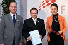 (C) fotodienst/Anna Rauchenberger - Wien, 04.12.2008 - Austrian Research Promotion Agency (FFG): 'Austrian Champions in European Research'. FOTO: Sektionschef Mag. Friedrich Faulhammer (BMWF) und DI Dr. Sabine Herlitschka (Bereichsleiterin, FFG Europäische und Internationale Programme) gratulieren den 'Austrian Champions in European Research'