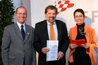 (C) fotodienst/Anna Rauchenberger - Wien, 04.12.2008 - Austrian Research Promotion Agency (FFG): 'Austrian Champions in European Research'. FOTO: Sektionschef Mag. Friedrich Faulhammer (BMWF) und DI Dr. Sabine Herlitschka (Bereichsleiterin, FFG Europäische und Internationale Programme) gratulieren den 'Austrian Champions in European Research'